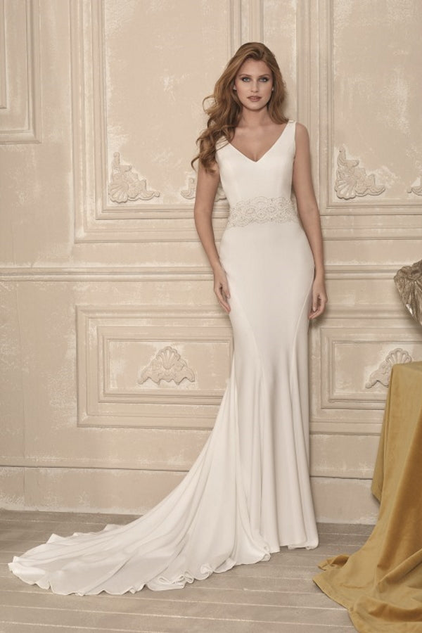 Luca by Novia D'art is a beautifully simple fitted wedding dress with a stunning low back finished with a sparkly embellishment detail. Stunning designer discounted dress amazing quality for cheap sale price.